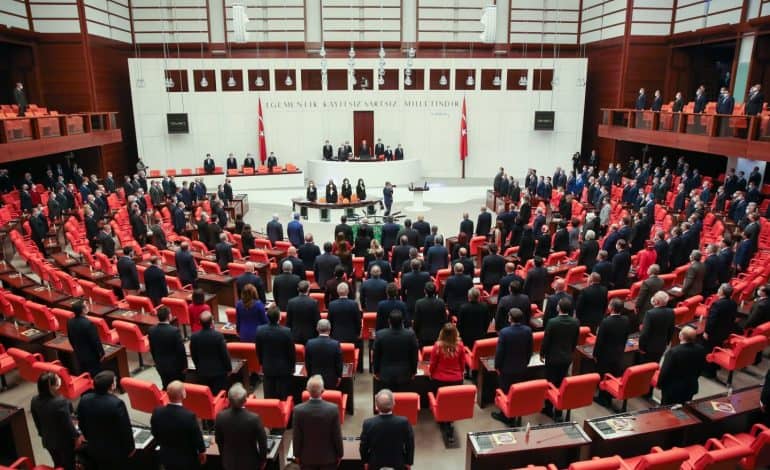 Gewalt gegen Frauen: AKP und MHP lehnen Untersuchung ab