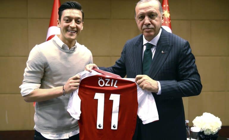 Özil-Bilder in Stadien: Katarer protestieren gegen „westliche Doppelmoral“