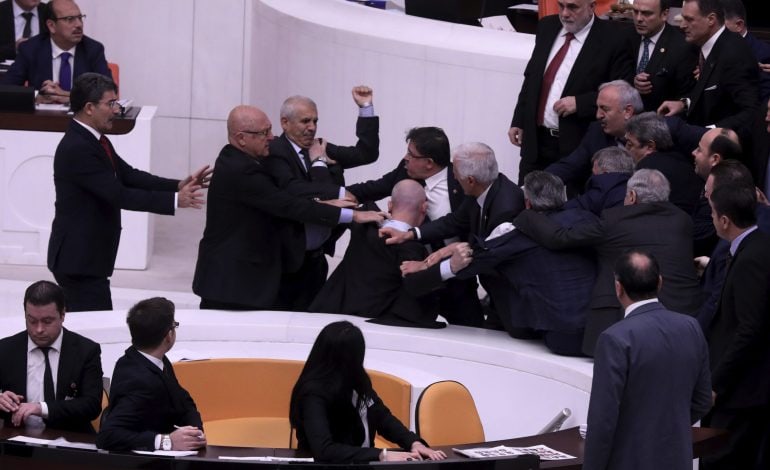 prügelei im türkischen parlament