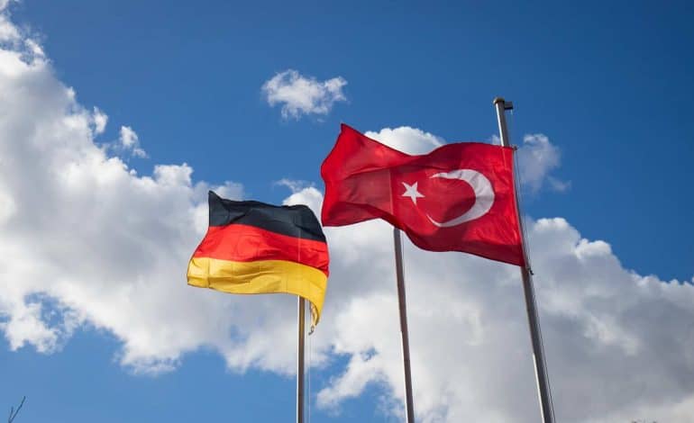 deutsche und türkische fahne