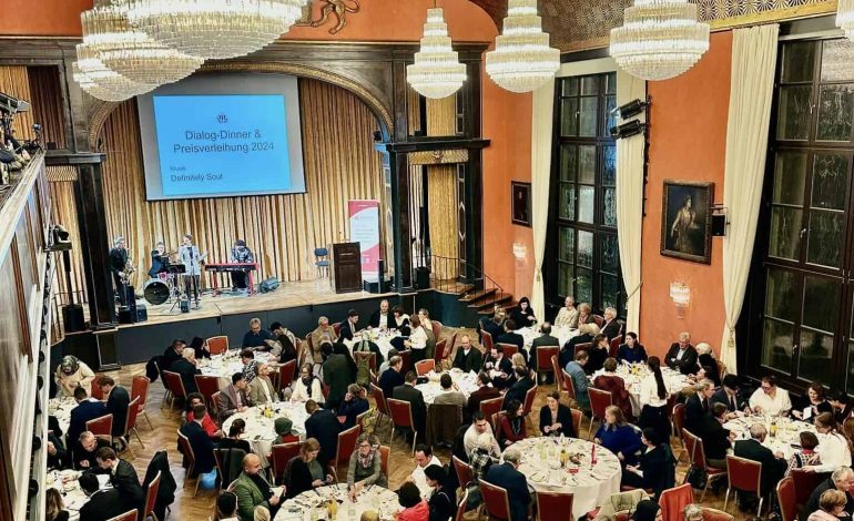 Rund 200 Gäste waren zum Dialog-Dinner 2024 von IDIZEM eingeladen.