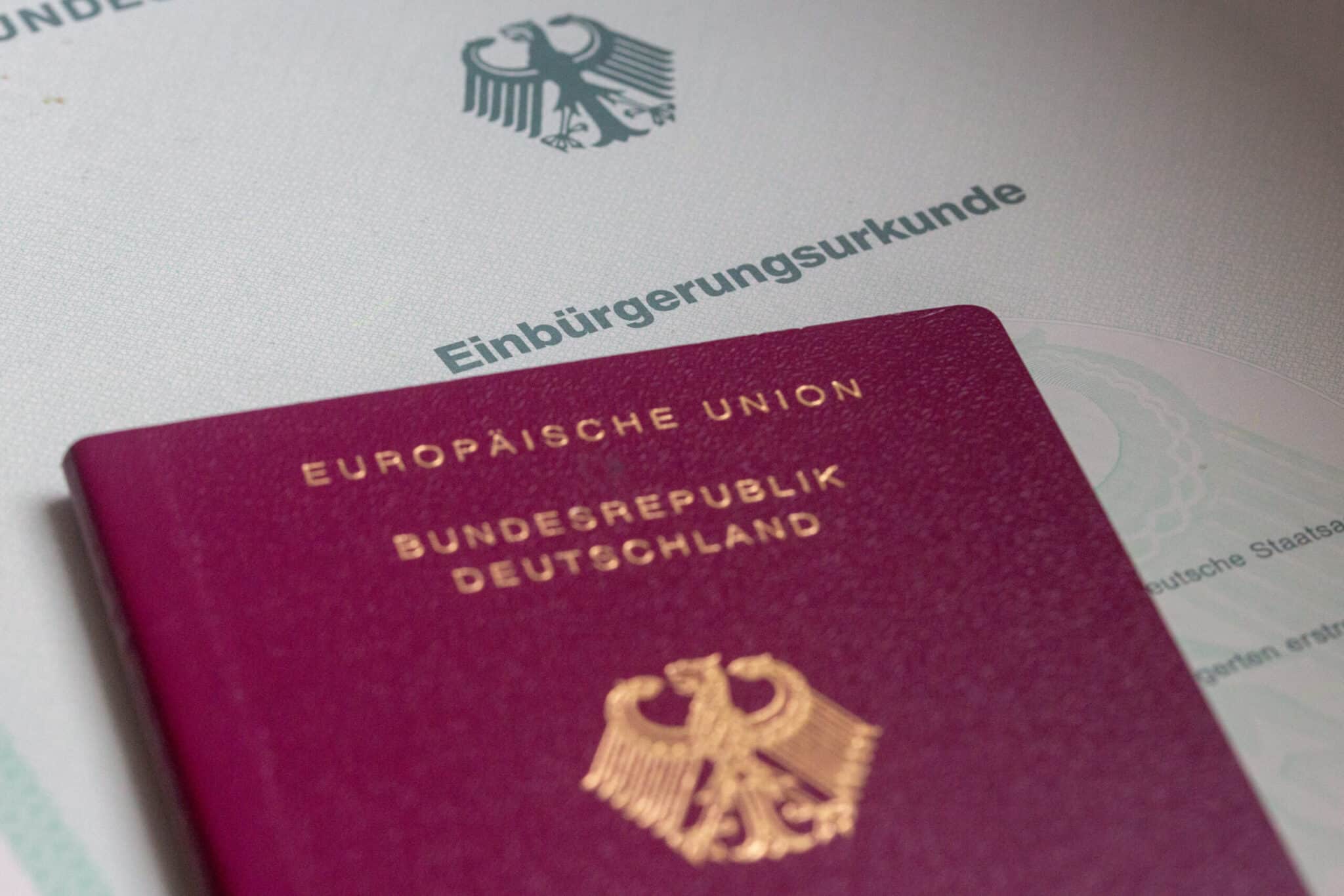 einbürgerungsurkunde und reisepass
