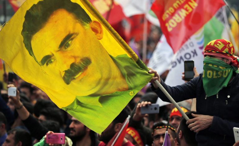 fahne mit bild von pkk chef Öcalan